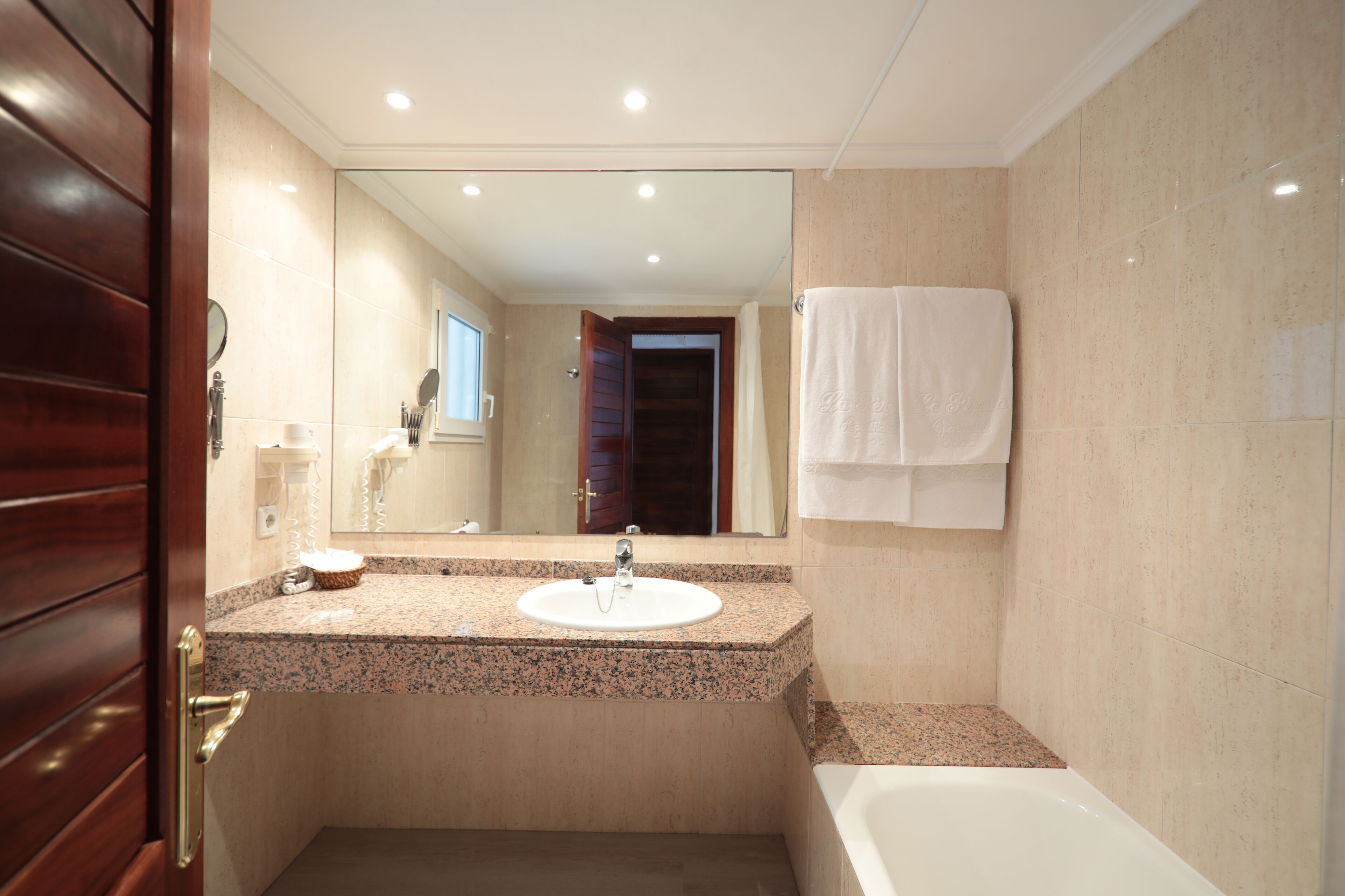 superior apartment, 2 bedrooms, balcony (4 people) | bathroom | hair dryer, towels, soap, shampoo