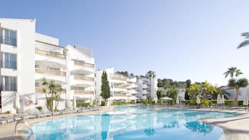 Innenpool, Außenpool (je nach Saison geöffnet), Sonnenschirme