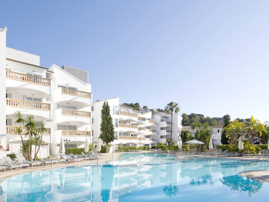 Inomhuspool, en säsongsöppen utomhuspool, parasoller och solstolar