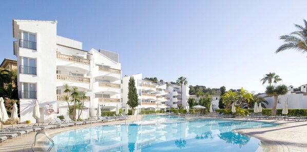 Innenpool, Außenpool (je nach Saison geöffnet), Sonnenschirme