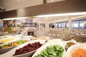 Petit déjeuner, déjeuner et dîner servis sur place