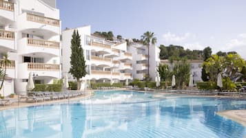 Innenpool, Außenpool (je nach Saison geöffnet), Sonnenschirme