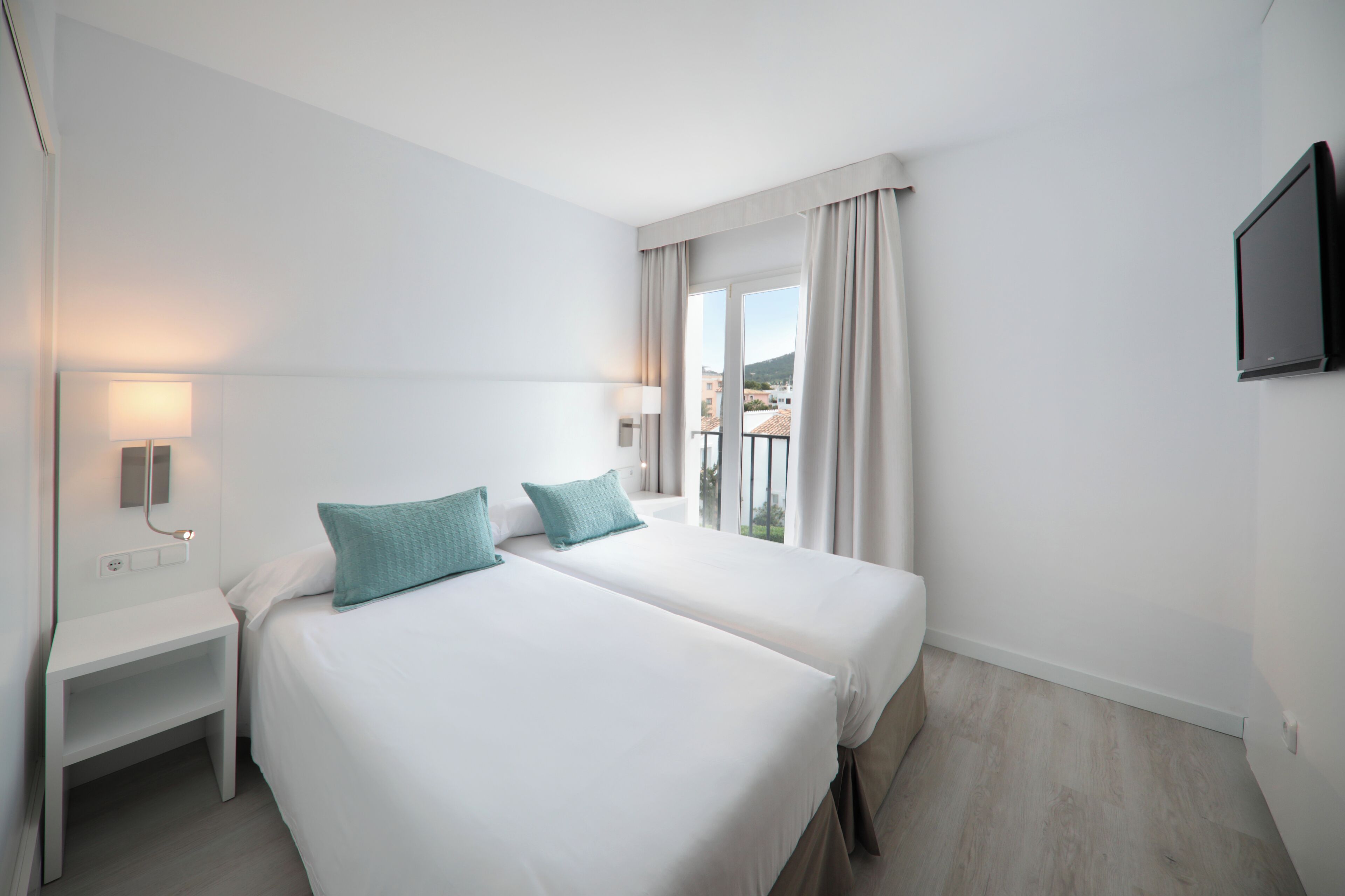 Minibar, caixa forta a l'habitació i escriptori 