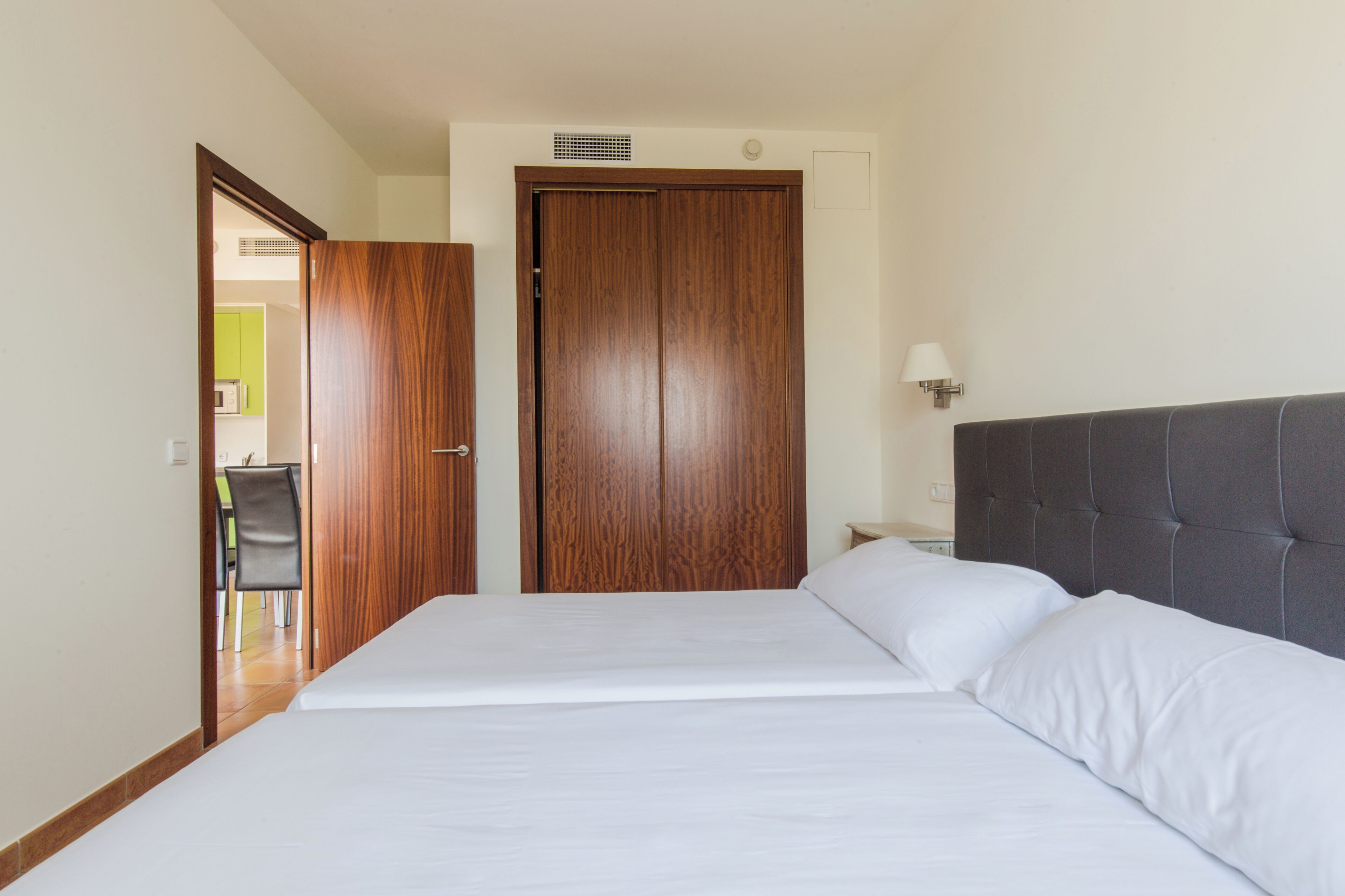 Minibar, caixa forta a l'habitació i escriptori 