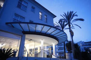 Fachada de la propiedad por la tarde o noche