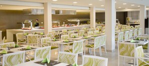 Tägliches Frühstücksbuffet (12 EUR pro Person)