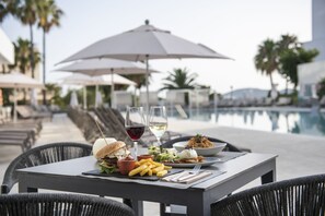 Déjeuner, dîner et souper servis sur place