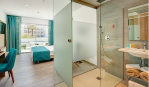 Een bad/douchecombinatie, gratis toiletartikelen, een haardroger