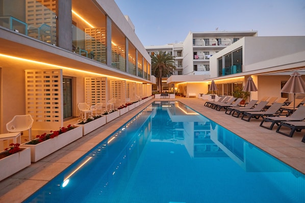 2 piscinas externas, guarda-sóis, espreguiçadeiras