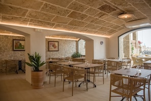 2 restaurantes, café da manhã, culinária internacional