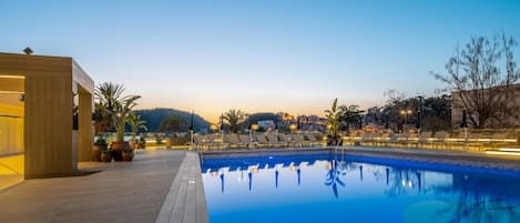 Una piscina al aire libre