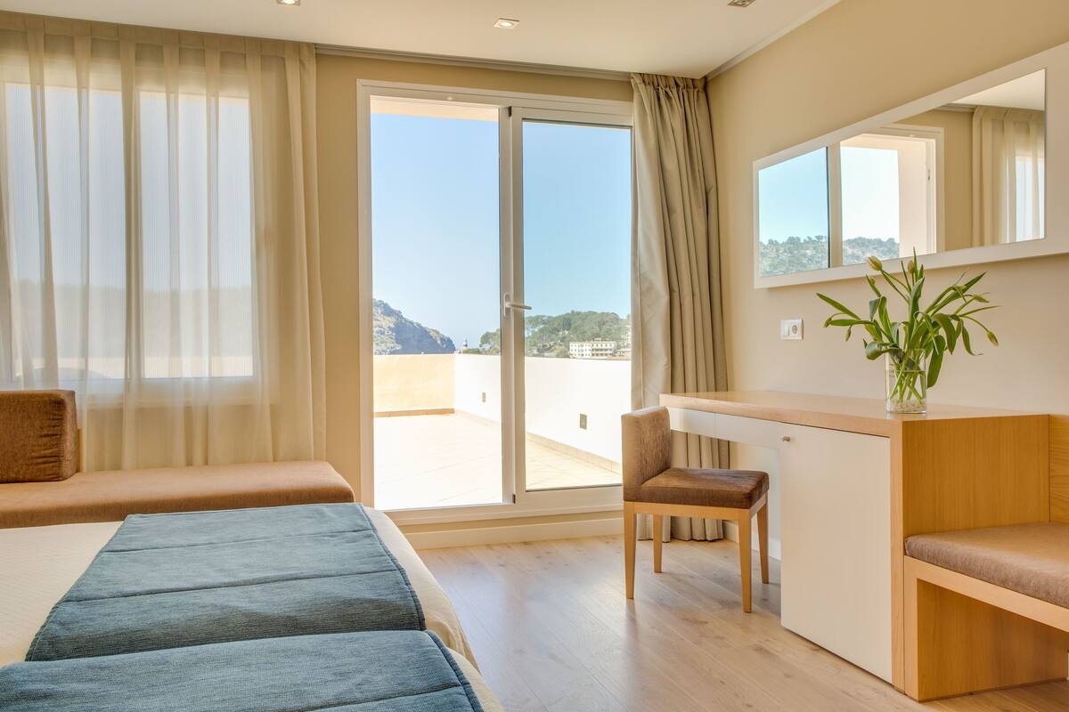 superior room, sea view | minibar, in-room safe, desk, blackout curtains