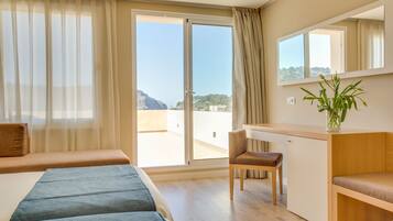 Habitació superior, vistes al mar | Minibar, caixa forta a l'habitació, escriptori i cortines opaques