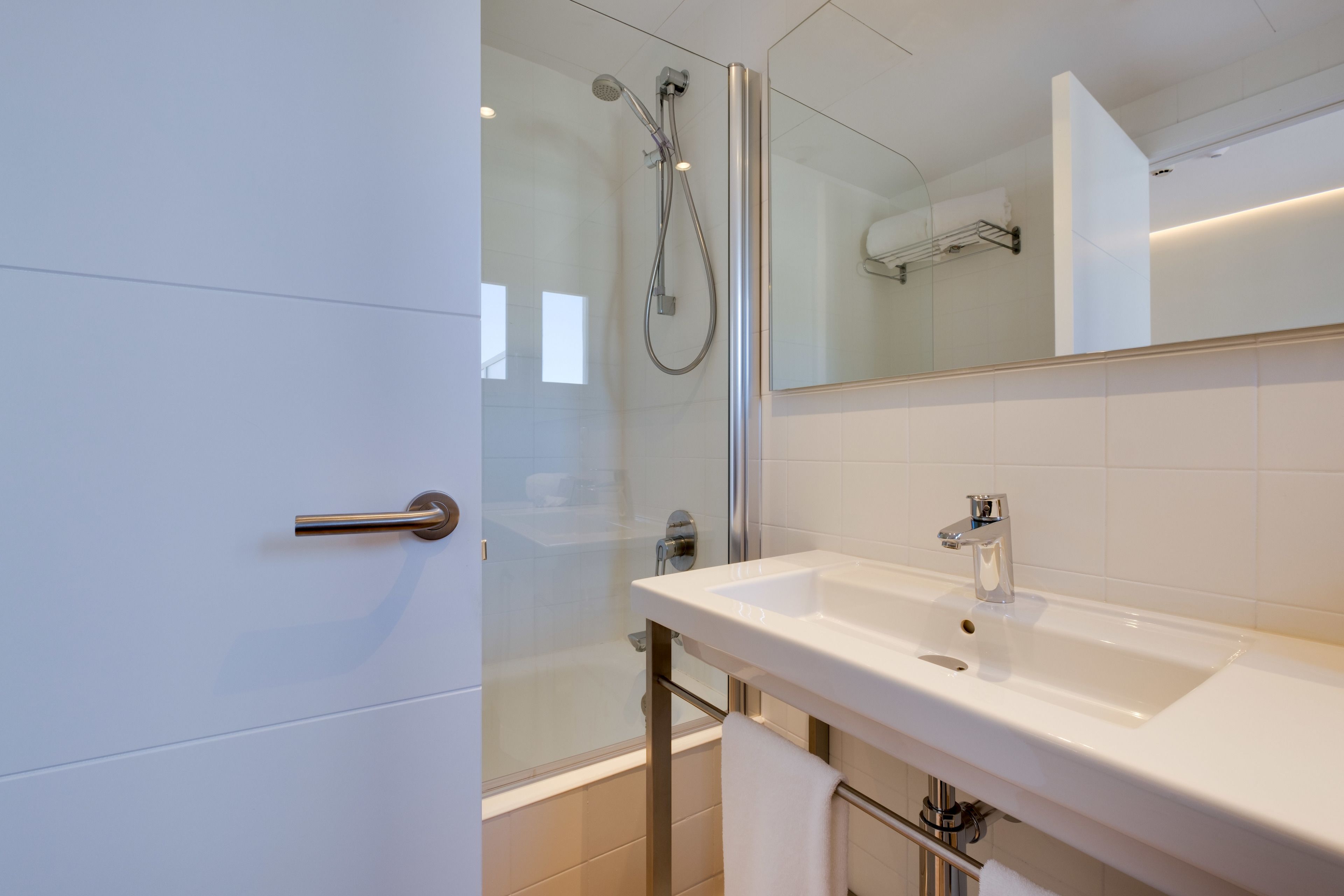 single room | bathroom | free toiletries, hair dryer, towels