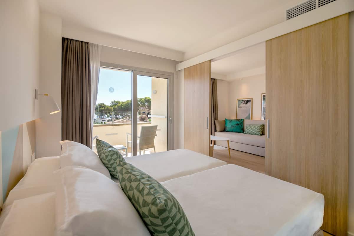 1 bedroom, blackout curtains, soundproofing, free cots/infant beds