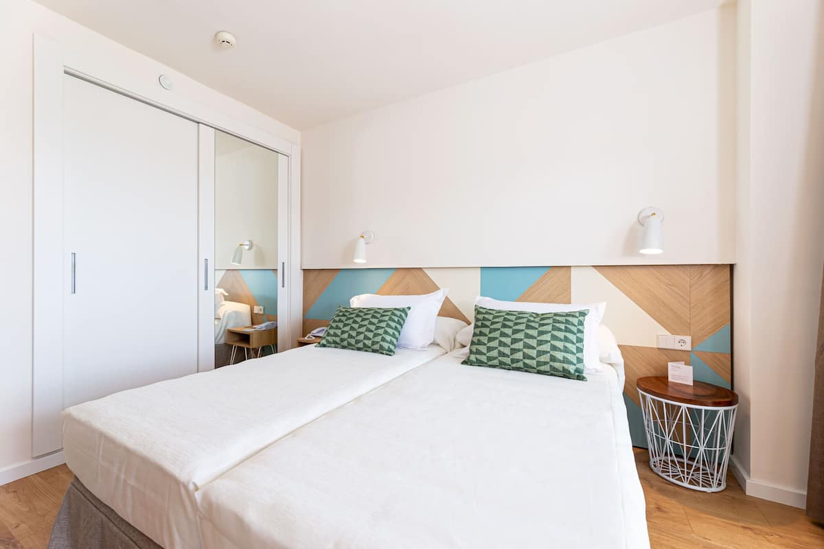 1 bedroom, blackout drapes, soundproofing, free cribs/infant beds