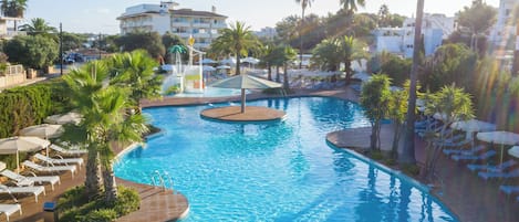 Piscine extérieure, parasols de plage, chaises longues