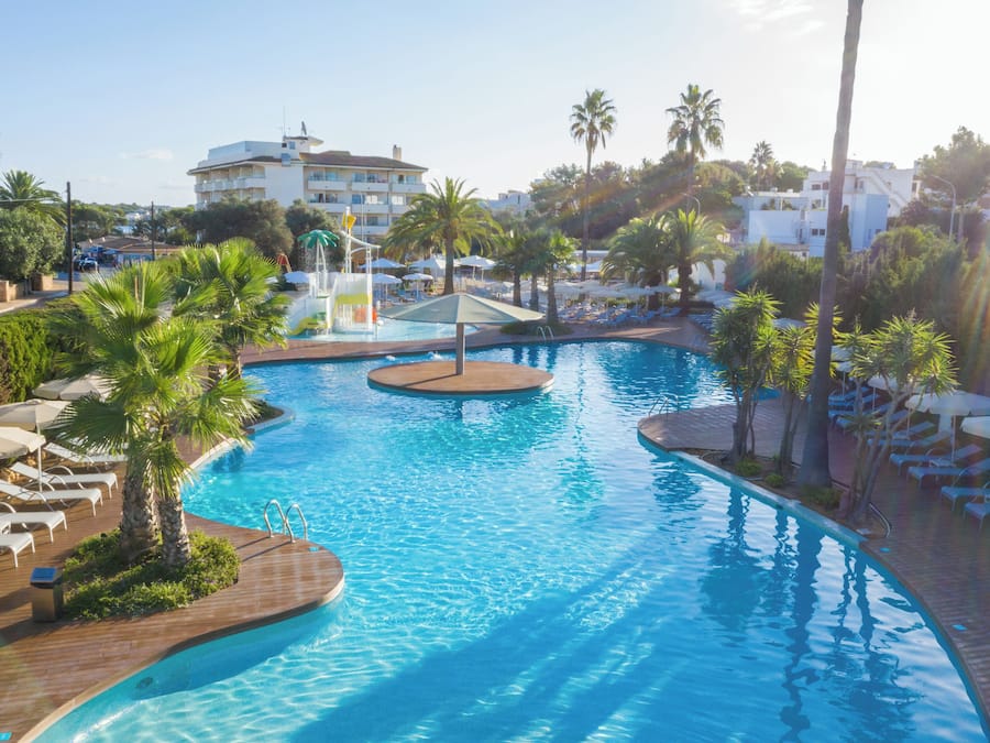 Ulkouima-allas, aurinkovarjoja, aurinkotuoleja