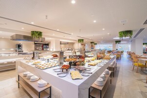 Breakfast, lunch, dinner served; international cuisine, garden views 