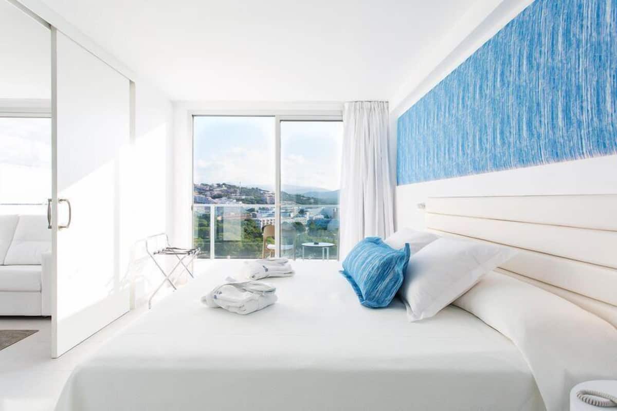 Habitación con vista lateral al mar | Ropa de cama de alta calidad y minibar