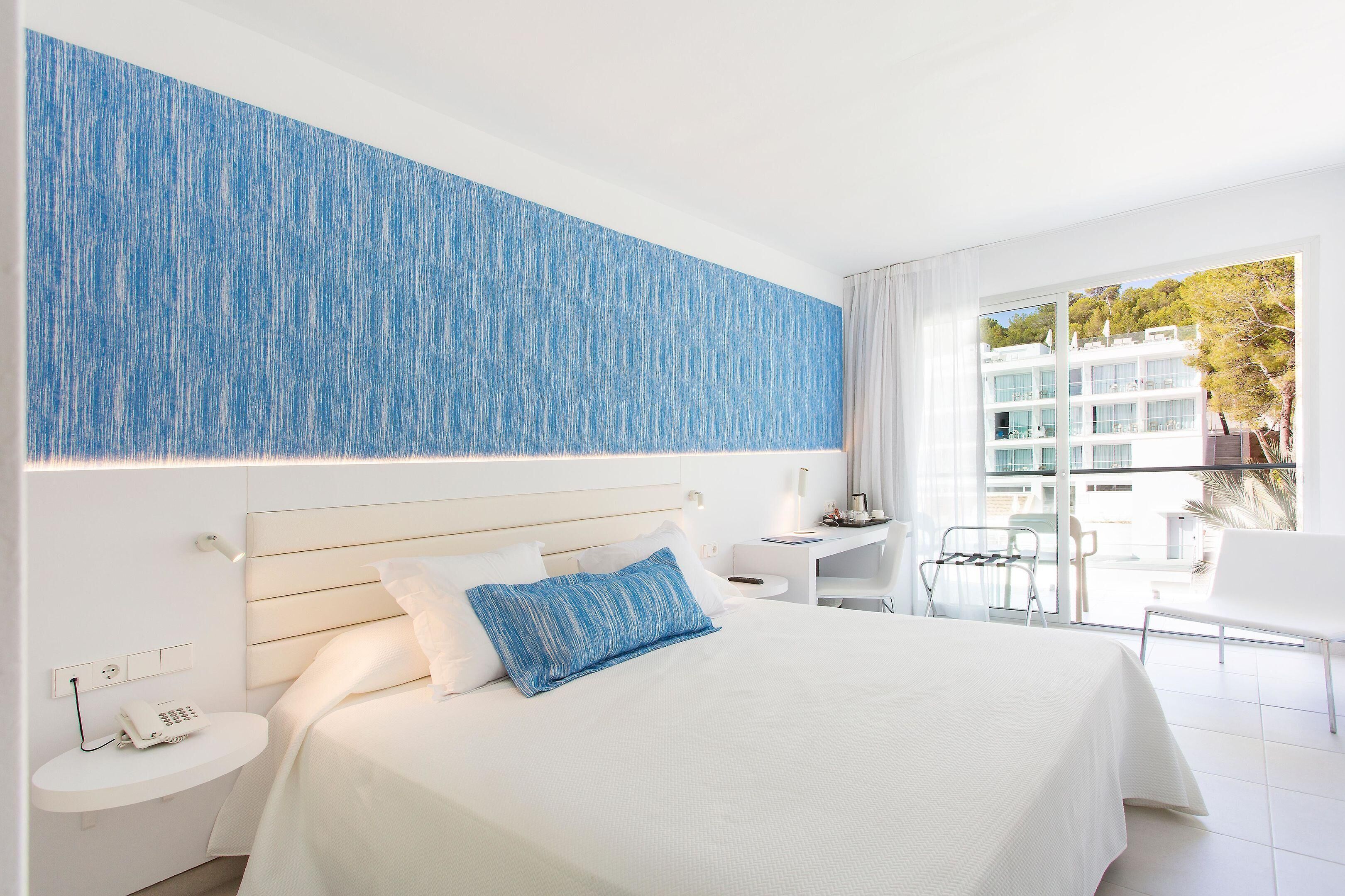 Comfort Room, Pool View