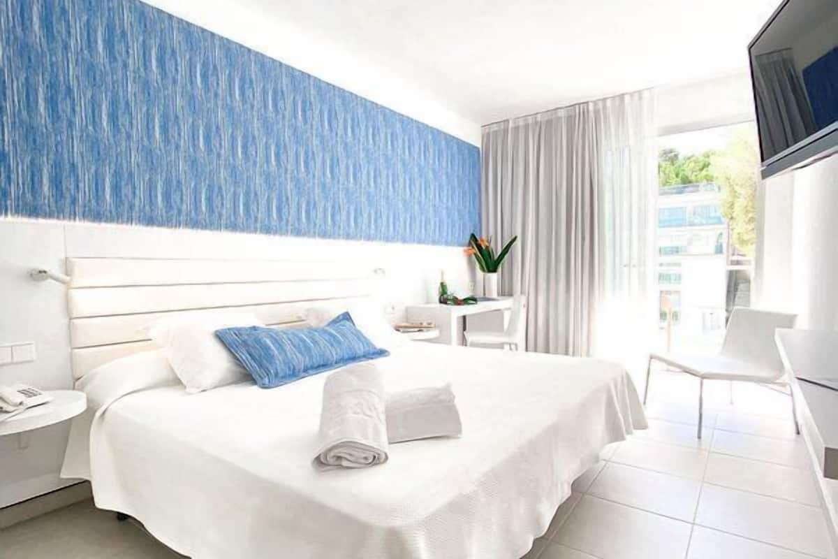 Habitación Premium, vista a la alberca | Ropa de cama de alta calidad y minibar