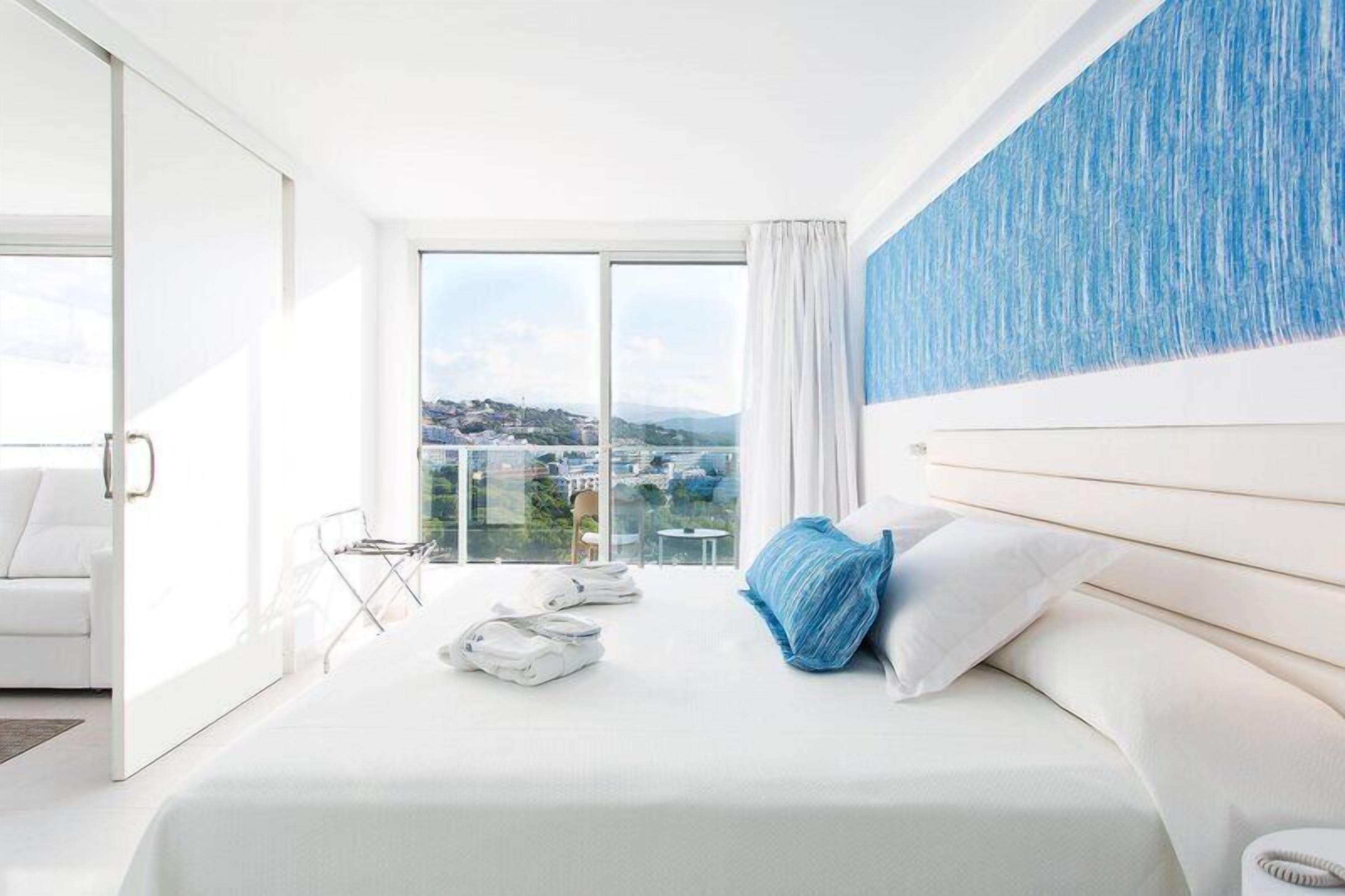 Standard Suite, Partial Sea View | Premium bedding, minibar, in-room safe, desk