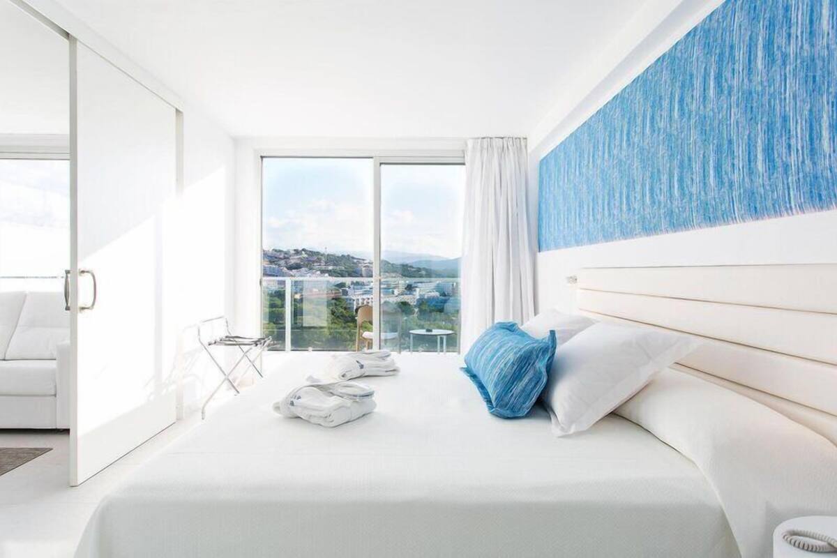 Suite estándar, vista parcial al mar | Ropa de cama de alta calidad y minibar