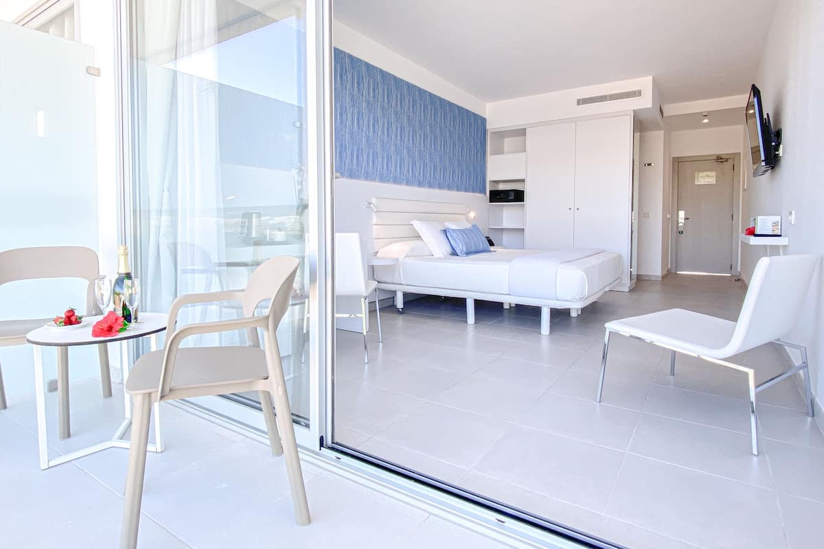Habitación Premium, vista a la alberca | Ropa de cama de alta calidad y minibar