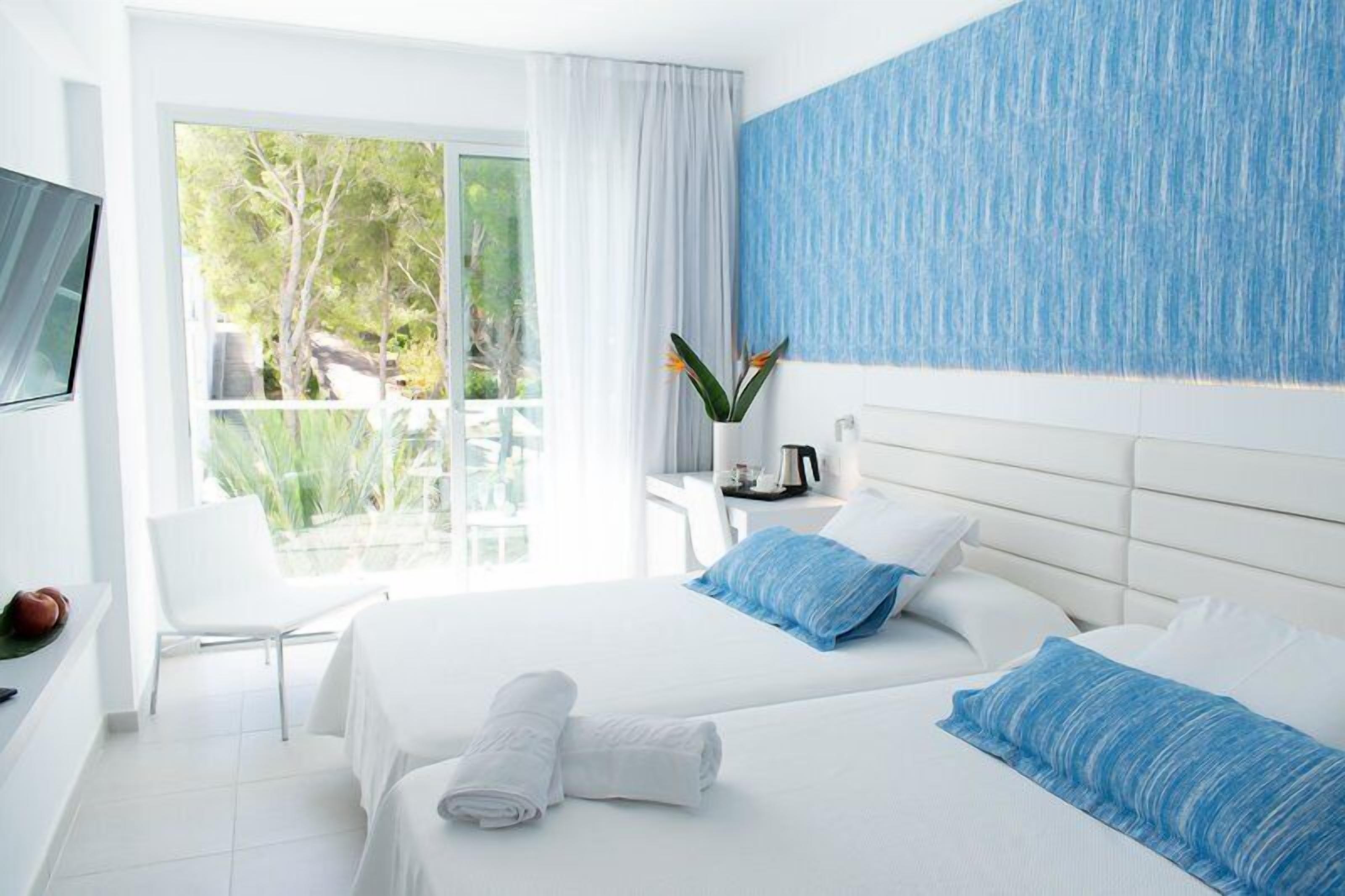 Comfort Room, Pool View | Premium bedding, minibar, in-room safe, desk