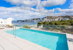 Innenpool, 4 Außenpools, Sonnenschirme, Liegestühle