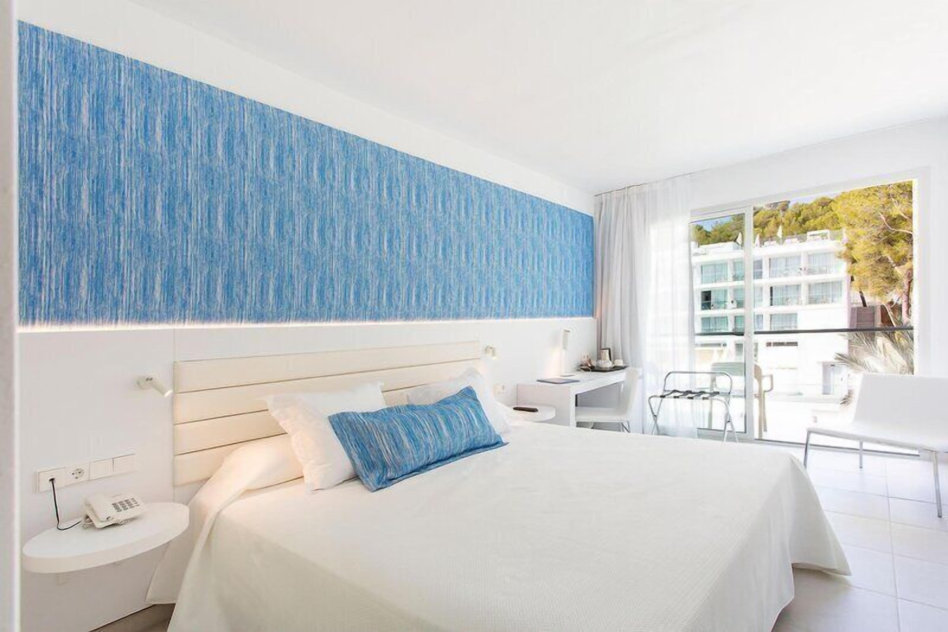 Comfort Room, Pool View | Premium bedding, minibar, in-room safe, desk