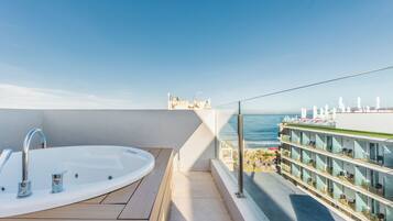 Habitación Premium doble, bañera de hidromasaje, vistas al mar | Minibar, escritorio, wifi gratis y ropa de cama