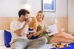 Minibar, escritorio, wifi gratis y ropa de cama