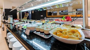 A buffet with various food items and a selection of beverages. - Hotel Cabot Playa Grande - Adults Only (Palma de Mallorca)