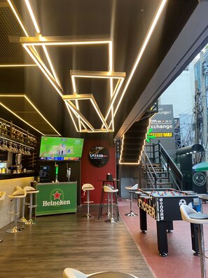 Serve café da manhã, almoço e jantar 