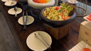 Een buffetopstelling met diverse gerechten en een decoratief middelpunt.