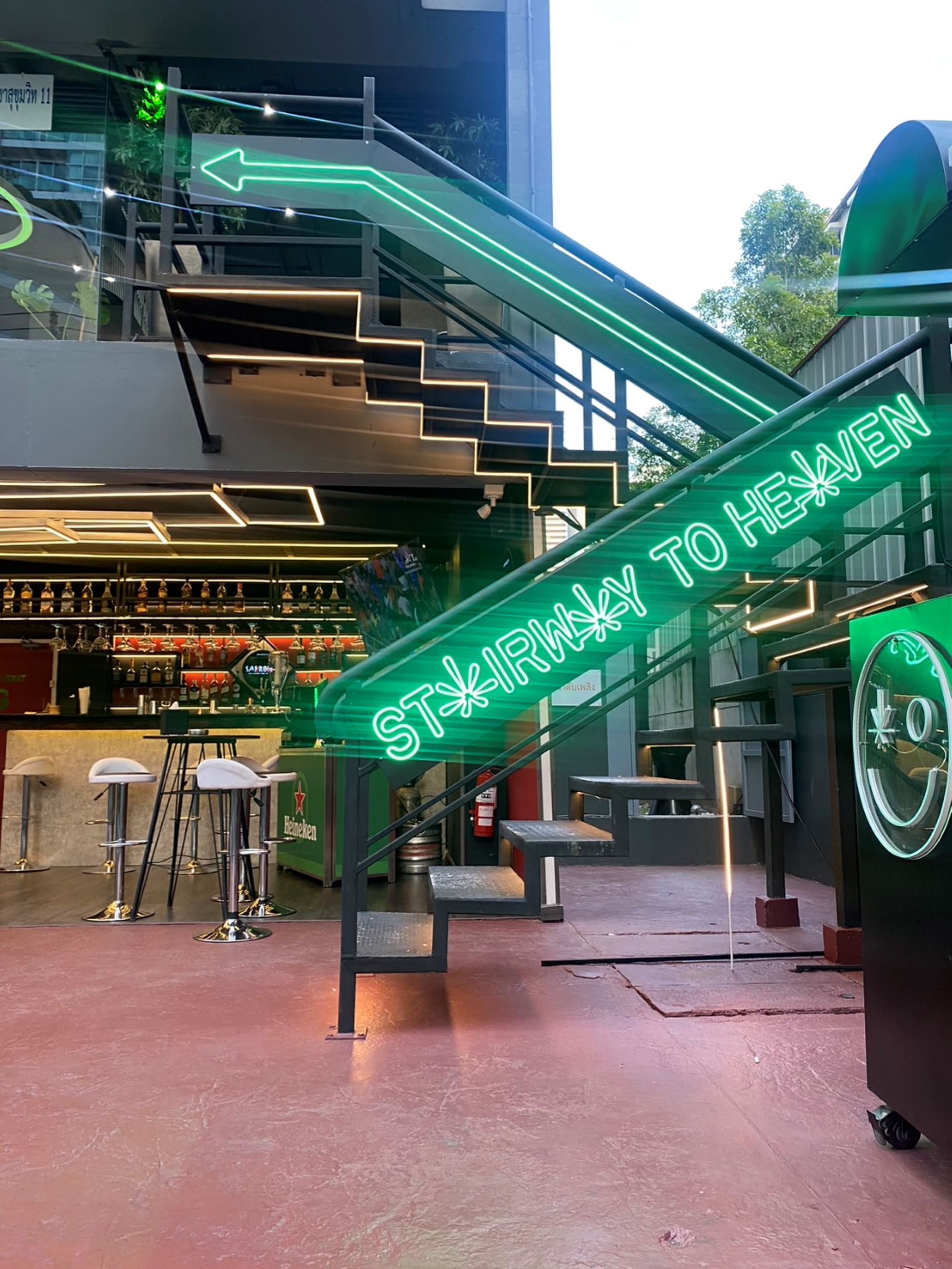 Serverer frokost, lunsj og middag