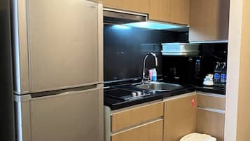 Lemari es, microwave, ketel listrik, dan peralatan masak/sendok-piring