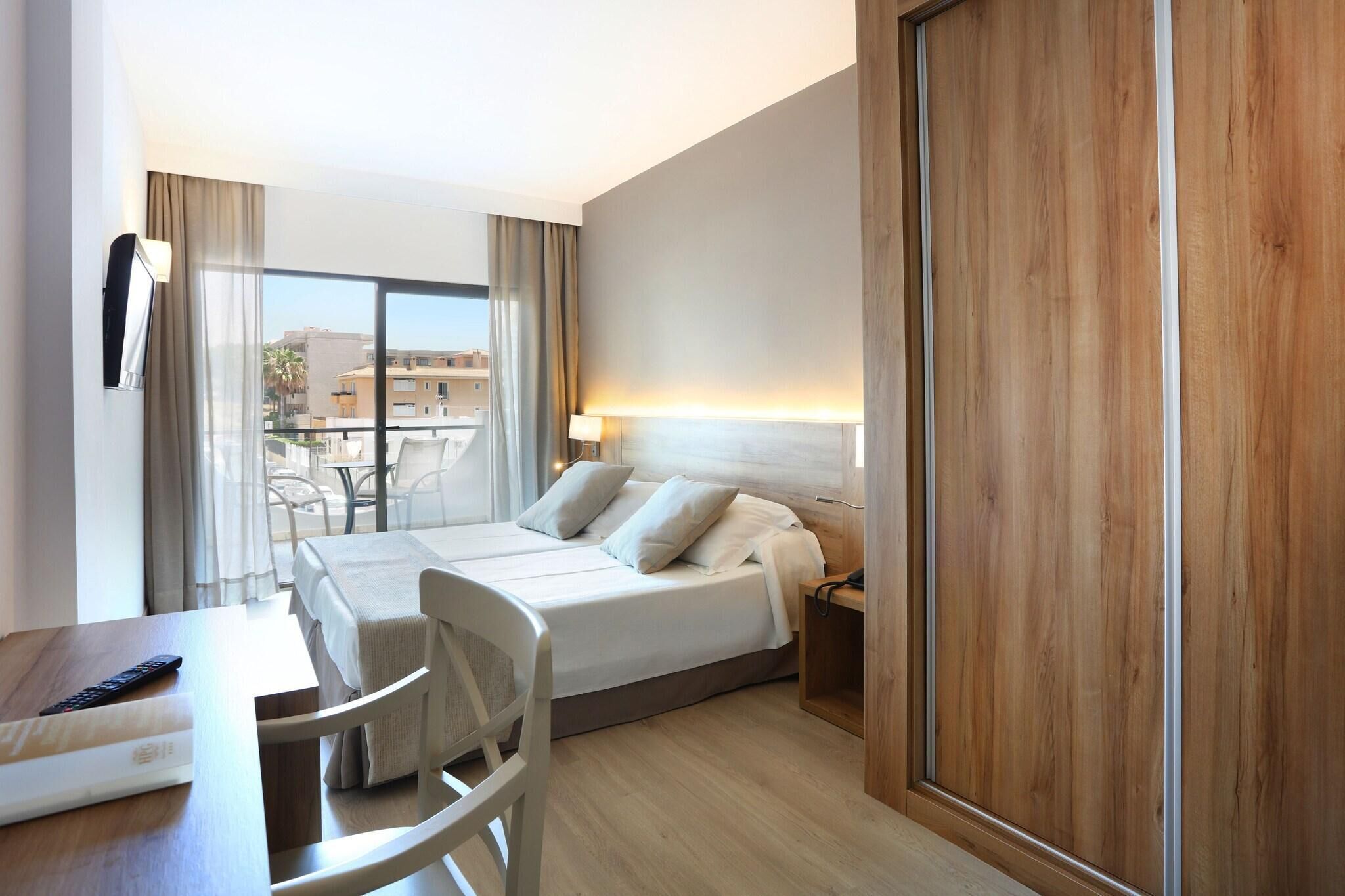 Luxe beddengoed, een minibar, een kluis op de kamer, een bureau