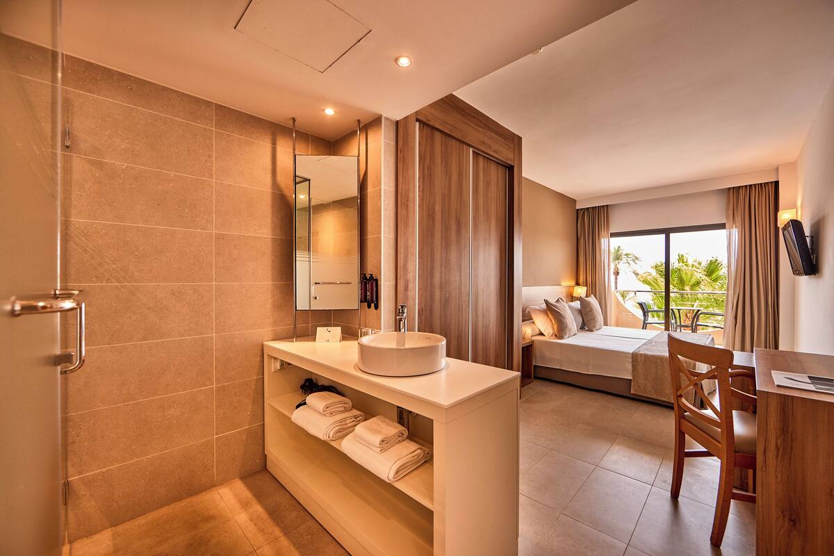 double room, balcony, sea view | bathroom | shower, eco-friendly toiletries, hair dryer, towels