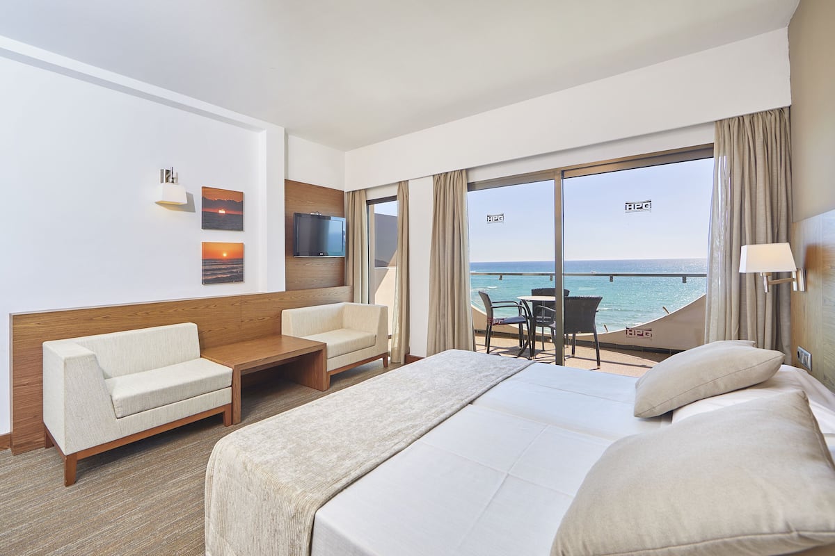 superior double room, balcony, sea view | 1 bedroom, premium bedding, minibar, in-room safe