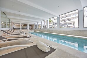 Piscine extérieure, parasols de plage, chaises longues