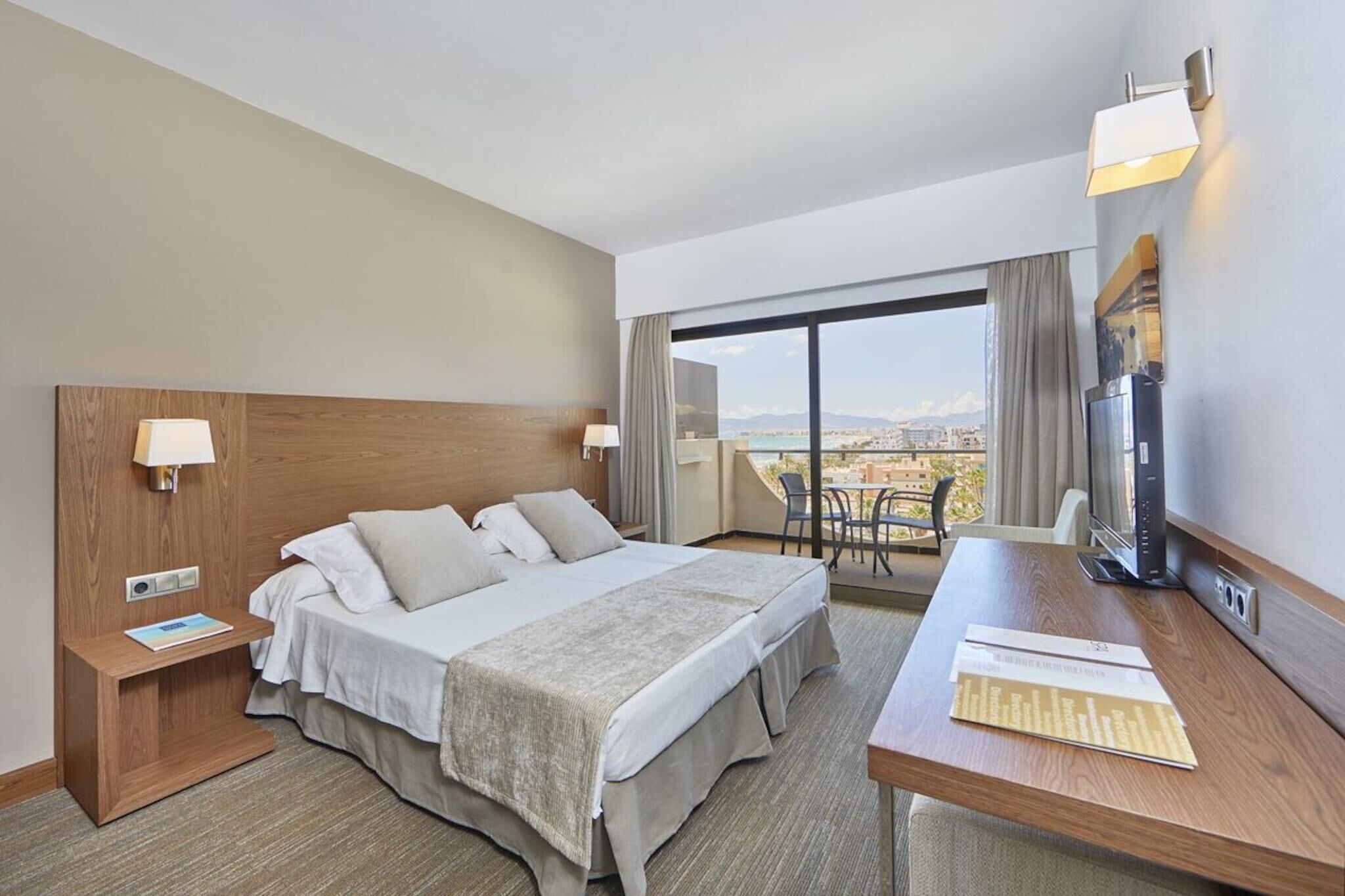 Luxe beddengoed, een minibar, een kluis op de kamer, een bureau