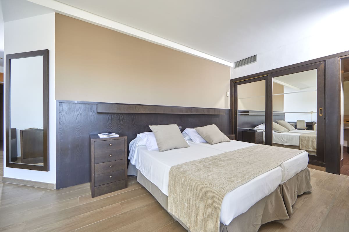 Superior tweepersoonskamer, terras | 1 slaapkamer, luxe beddengoed, een minibar, een kluis op de kamer