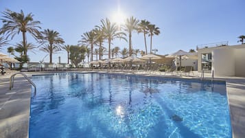 Piscine extérieure, parasols de plage, chaises longues