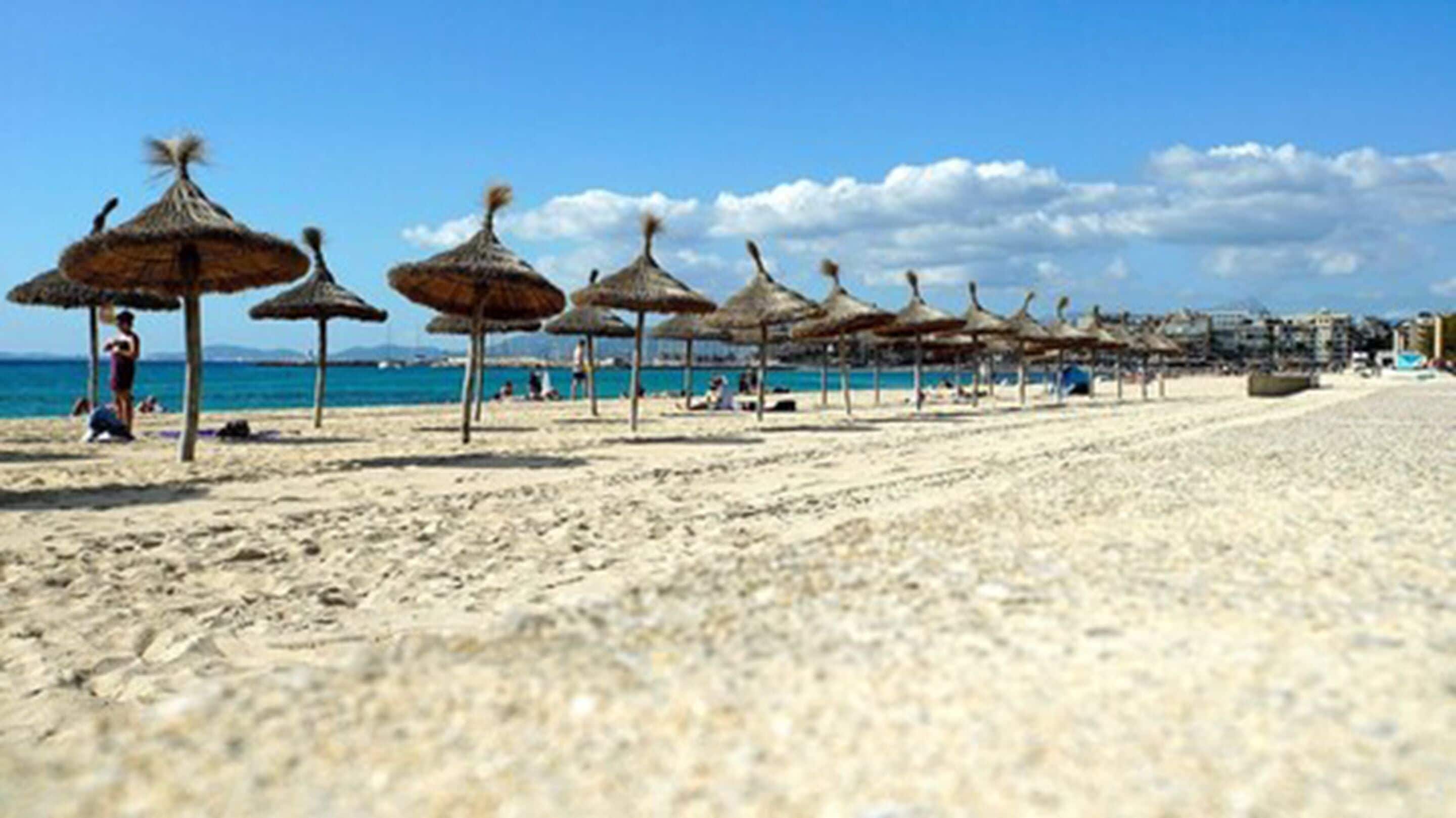 Una playa cerca, arena blanca, sillas reclinables de playa