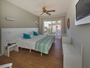 Dundyner, memory foam-senger, minibar og safe på rommet