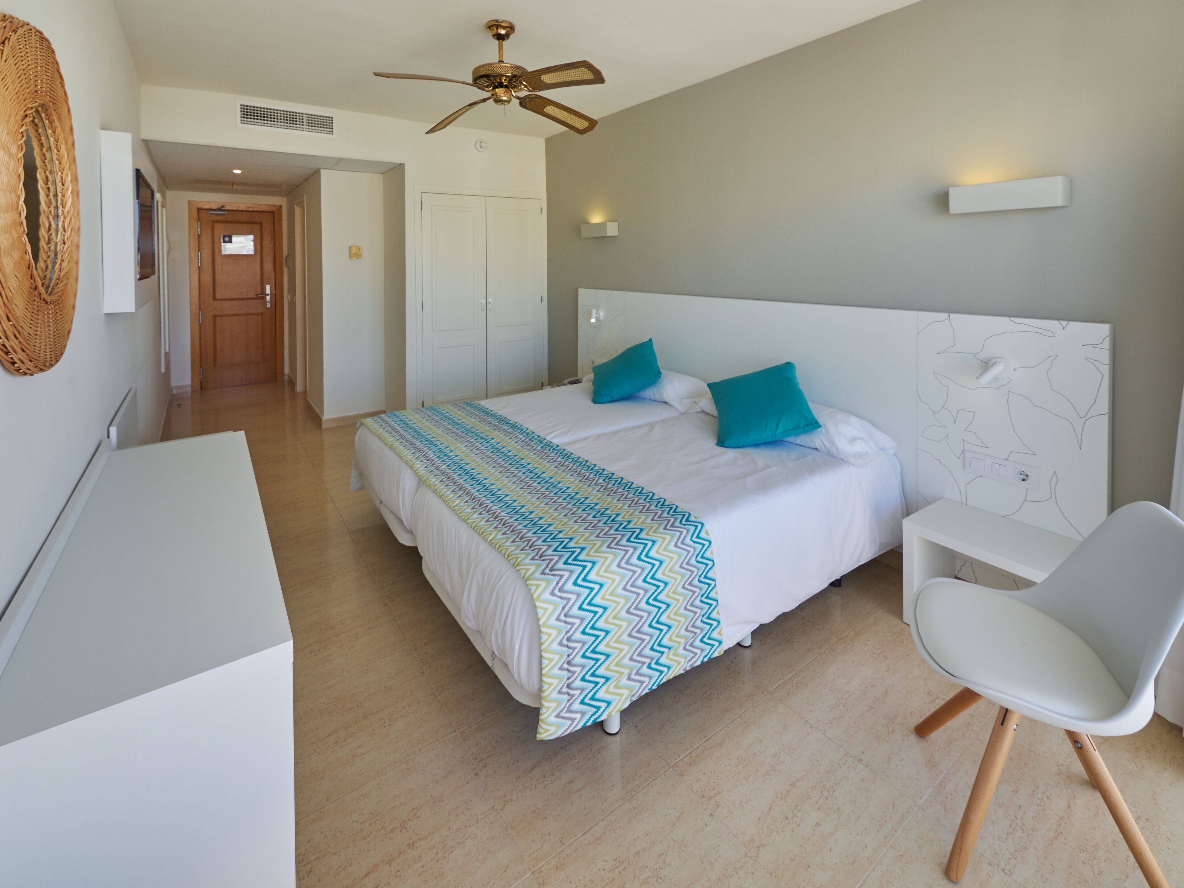 Daunenbettdecken, Betten mit Memory-Foam-Matratzen, Minibar, Zimmersafe