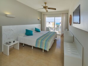 Superior-værelse med 2 enkeltsenge - balkon | Dundyner, senge med madrasser af memory foam, minibar